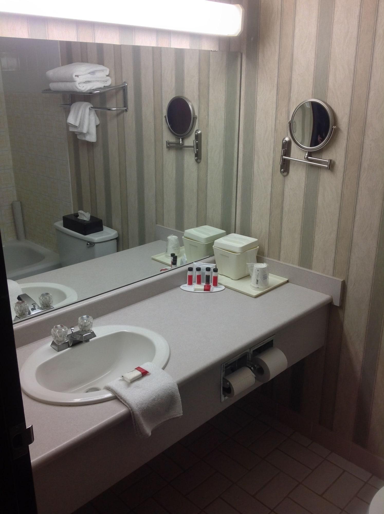 Ramada By Wyndham Saskatoon Hotel Buitenkant foto