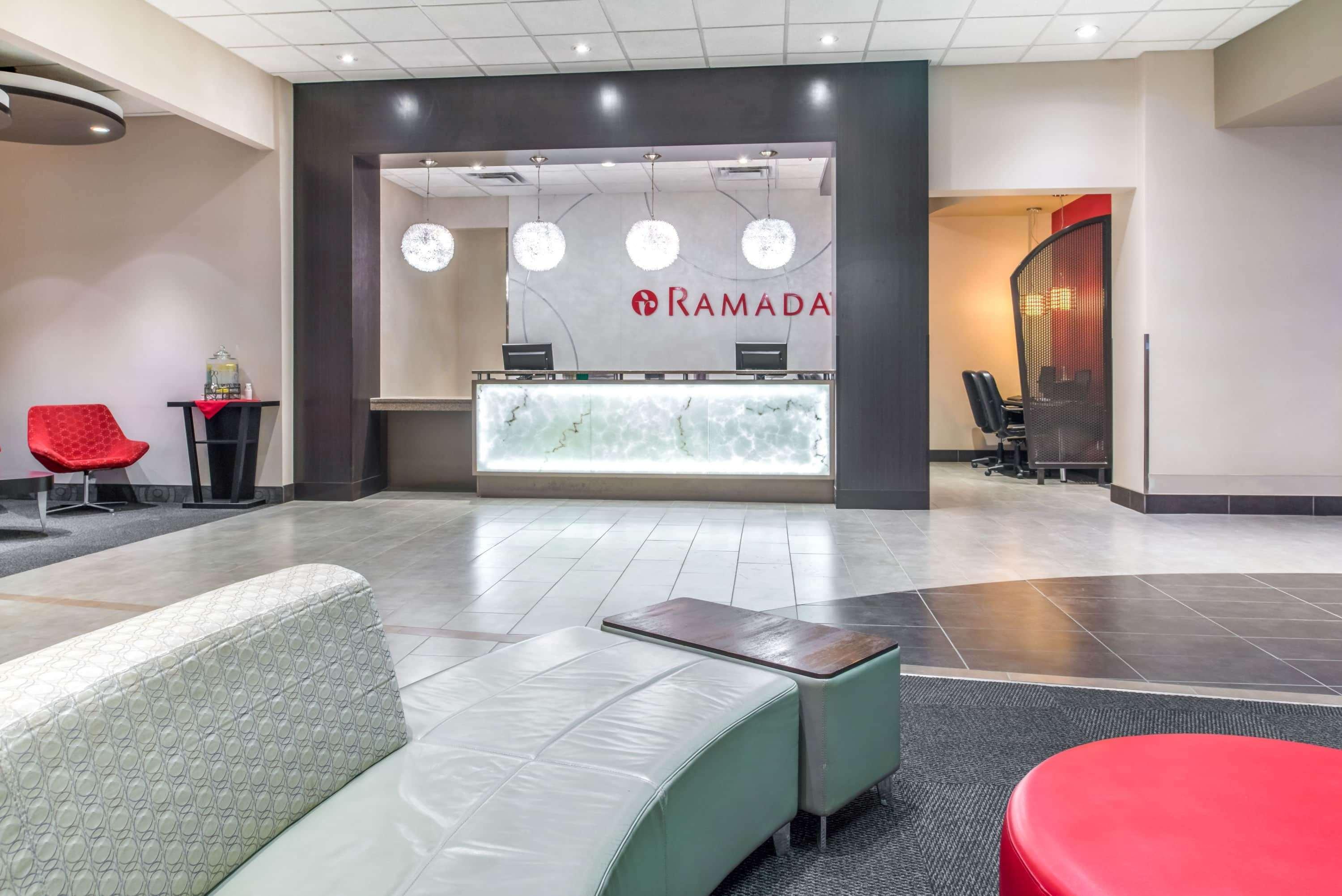 Ramada By Wyndham Saskatoon Hotel Buitenkant foto